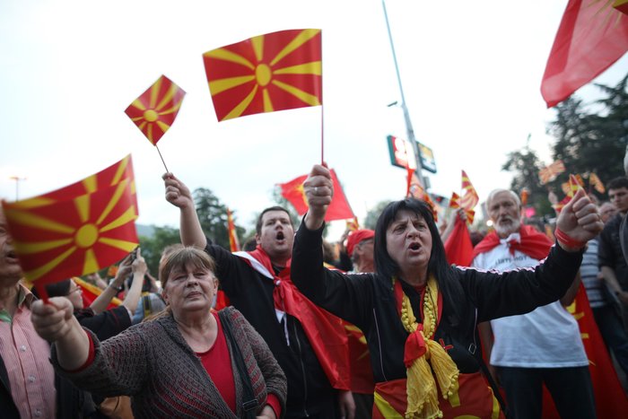 Νέα ένταση στα Σκόπια, διαδήλωση εθνικιστών μπροστά στο κτίριο της ΕΕ