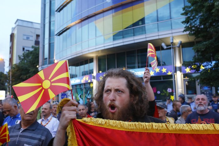 Νέα ένταση στα Σκόπια, διαδήλωση εθνικιστών μπροστά στο κτίριο της ΕΕ - εικόνα 2