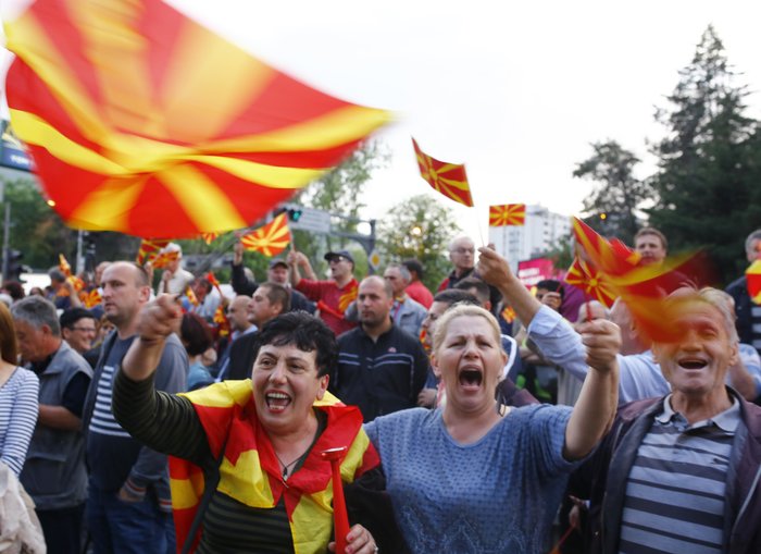 Νέα ένταση στα Σκόπια, διαδήλωση εθνικιστών μπροστά στο κτίριο της ΕΕ - εικόνα 3