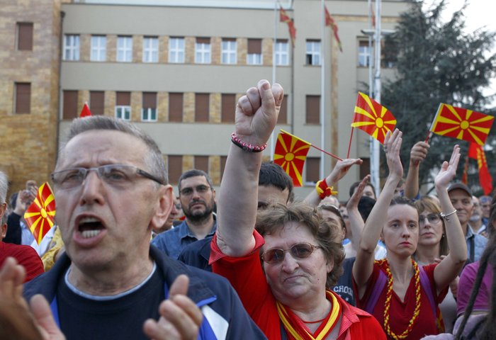 Καθημερινό φαινόμενο οι συγκεντρώσεις πολιτών μπροστά στο κοινοβούλιο, που ζητουν να μην σχηματιστέι κυβέρνηση Σοσιλαδημοκρατών και αλβανικών κομμάτων