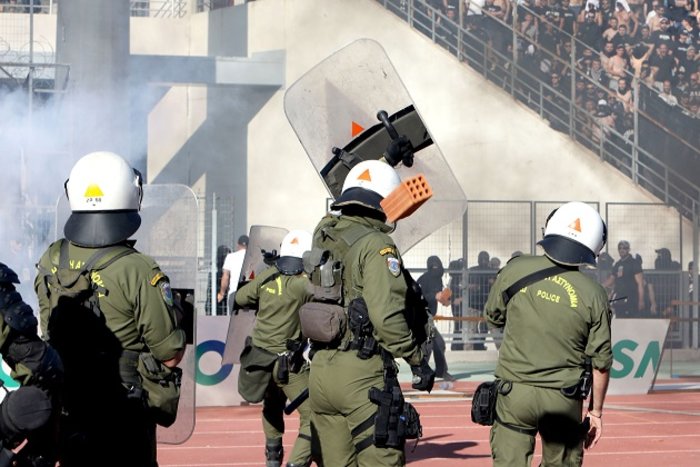 Με μαχαίρια λοστούς και ζώνες! Ένας τελικός ντροπής και βίας - εικόνα 6