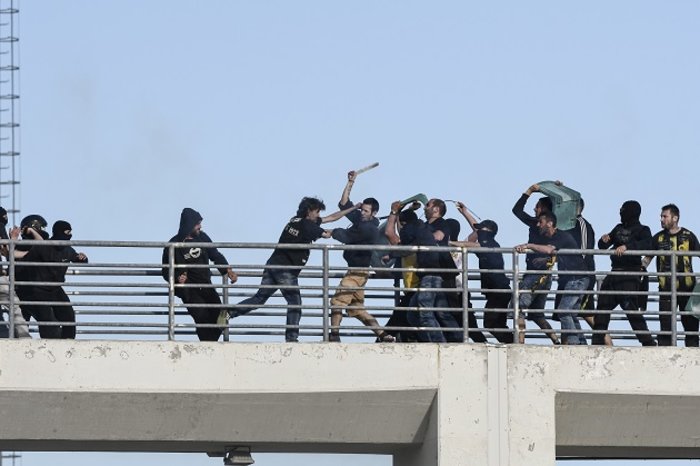 Με μαχαίρια λοστούς και ζώνες! Ένας τελικός ντροπής και βίας - εικόνα 15