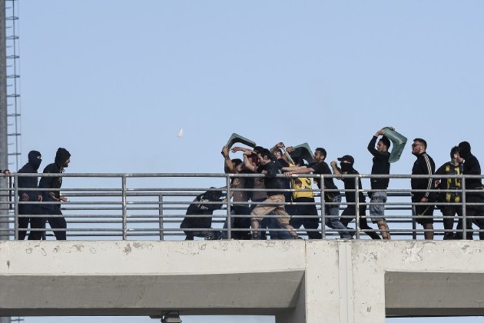 Με μαχαίρια λοστούς και ζώνες! Ένας τελικός ντροπής και βίας - εικόνα 16