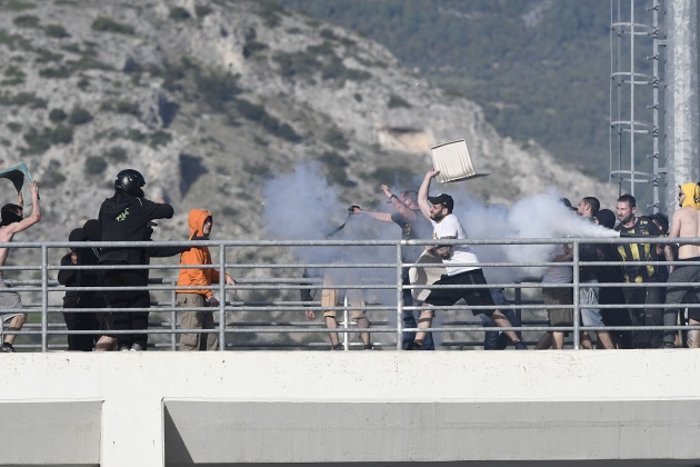 Με μαχαίρια λοστούς και ζώνες! Ένας τελικός ντροπής και βίας - εικόνα 22