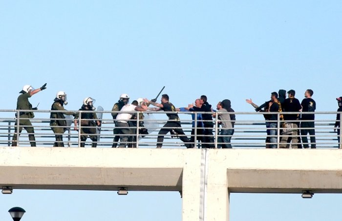 Με μαχαίρια λοστούς και ζώνες! Ένας τελικός ντροπής και βίας - εικόνα 27