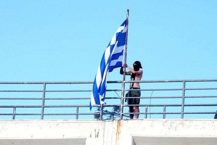 Με μαχαίρια λοστούς και ζώνες! Ένας τελικός ντροπής και βίας - εικόνα 31