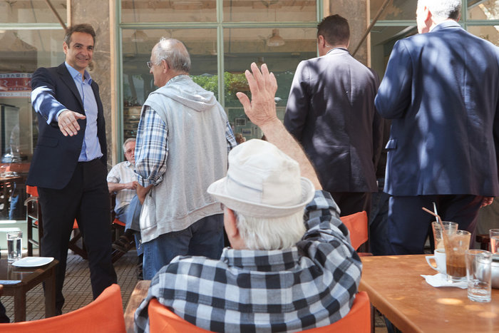 Σε καφενείο της Καλλιθέας ο Κυριάκος, τι είπε σε συνταξιούχους - εικόνα 3