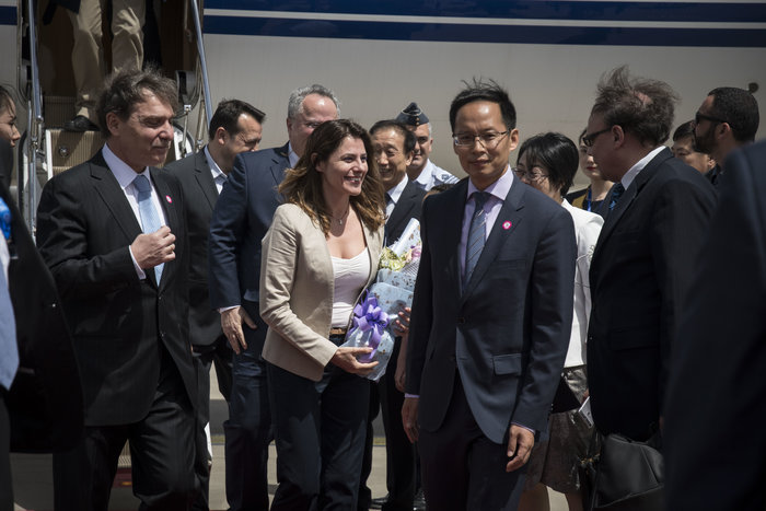 Με τζιν, λευκό τοπ και σακάκι η Μπέτυ Μπαζιάνα στο Πεκίνο [Εικόνες]