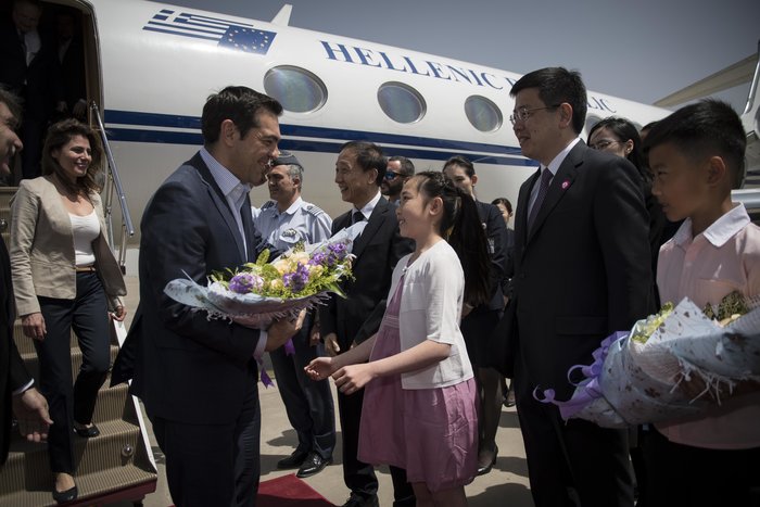 Με τζιν, λευκό τοπ και σακάκι η Μπέτυ Μπαζιάνα στο Πεκίνο [Εικόνες] - εικόνα 2