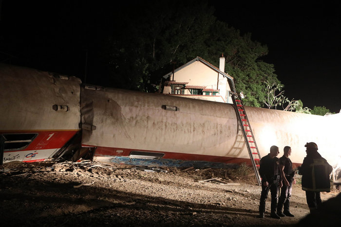 Τρεις νεκροί και 10 τραυματίες από τον εκτροχιασμό τρένου στο Άδενδρο - εικόνα 7