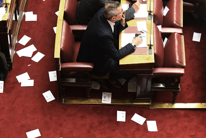 Μέλη της ΛΑΕ έριξαν φέι βολάν από τα θεωρεία της Βουλής - εικόνα 2