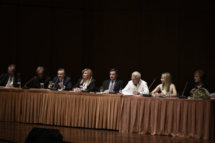 Πλήθος κόσμου στην παρουσίαση του βιβλίου της Μ. Αποστολάκη - φωτό - - εικόνα 2