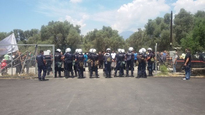 Με ντομάτες στο δρόμο υποδέχθηκαν οι αγρότες τον υπουργό