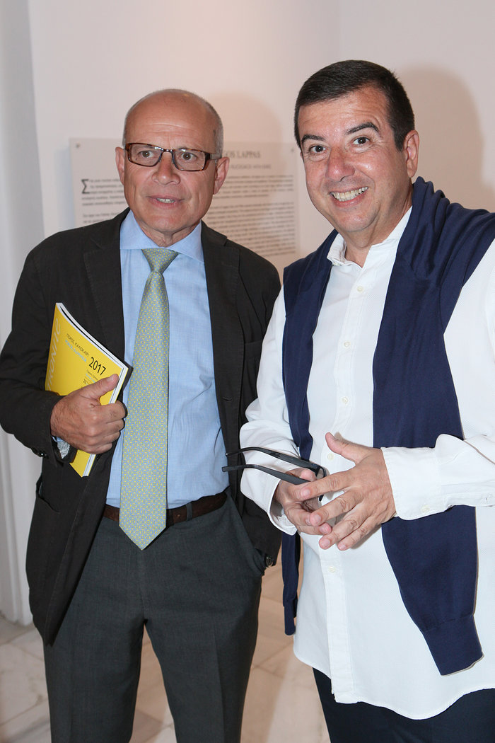 Ο πρέσβης της Ιταλίας, Luigi Marras, με τον κριτικό τέχνης κι υπεύθυνο των εικαστικών προγραμμάτων του Ιδρύματος θεοχαράκη, Τάκη Μαυρωτά