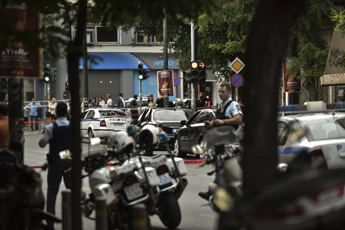 Οι πρώτες φωτογραφίες από το σημείο της επίθεσης κατά του Λουκά Παπαδήμου - εικόνα 3