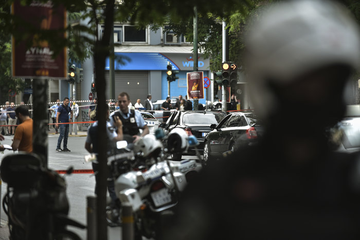 Οι πρώτες φωτογραφίες από το σημείο της επίθεσης κατά του Λουκά Παπαδήμου - εικόνα 5