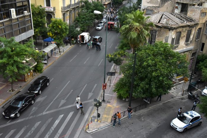 Οι πρώτες φωτογραφίες από το σημείο της επίθεσης κατά του Λουκά Παπαδήμου