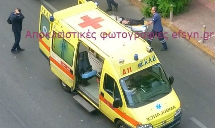 Φωτογραφία-ντοκουμέντο από την μεταφορά Παπαδήμου στο νοσοκομείο