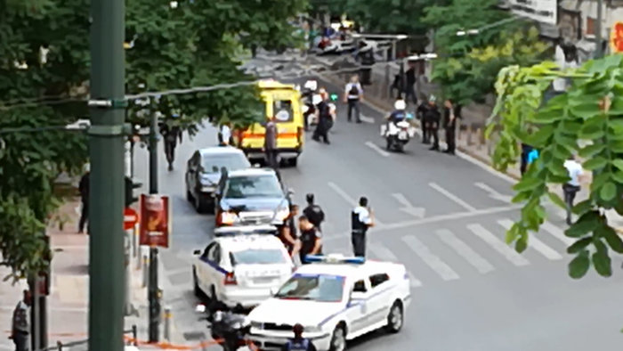 Η μεταφορά των τραυματιών μετά την επίθεση στον Παπαδήμο [Εικόνες] - εικόνα 5