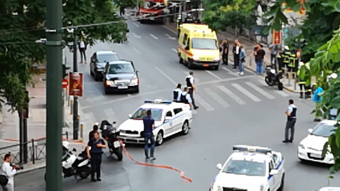 Η μεταφορά των τραυματιών μετά την επίθεση στον Παπαδήμο [Εικόνες] - εικόνα 6