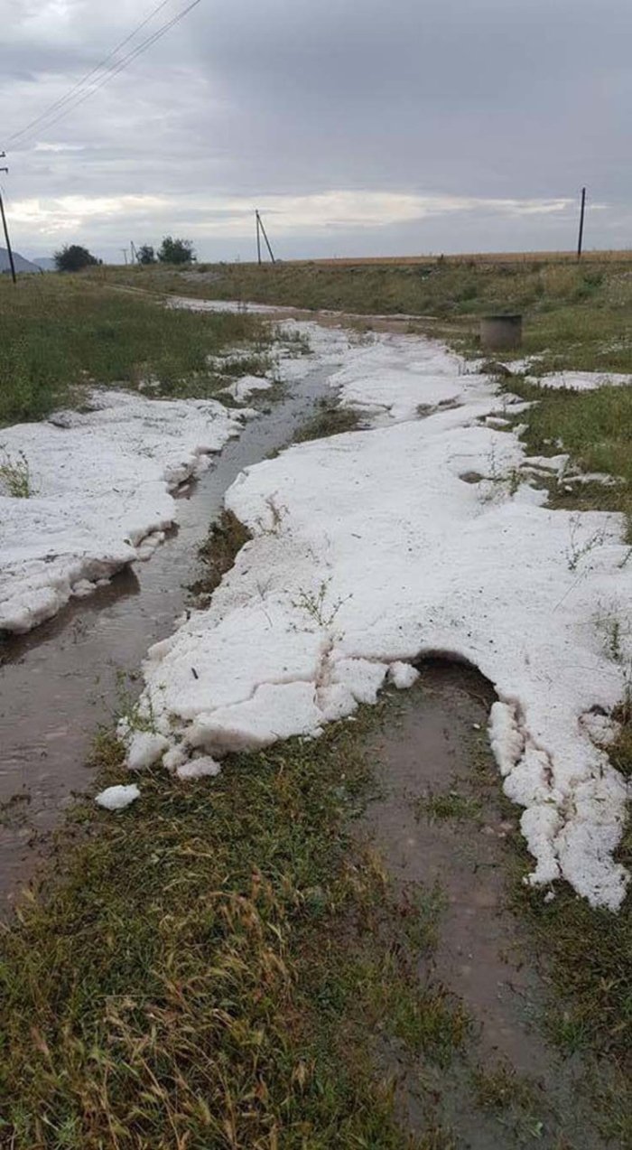 Χιονισμένο… τοπίο τα Φάρσαλα από το χαλάζι που έπεσε