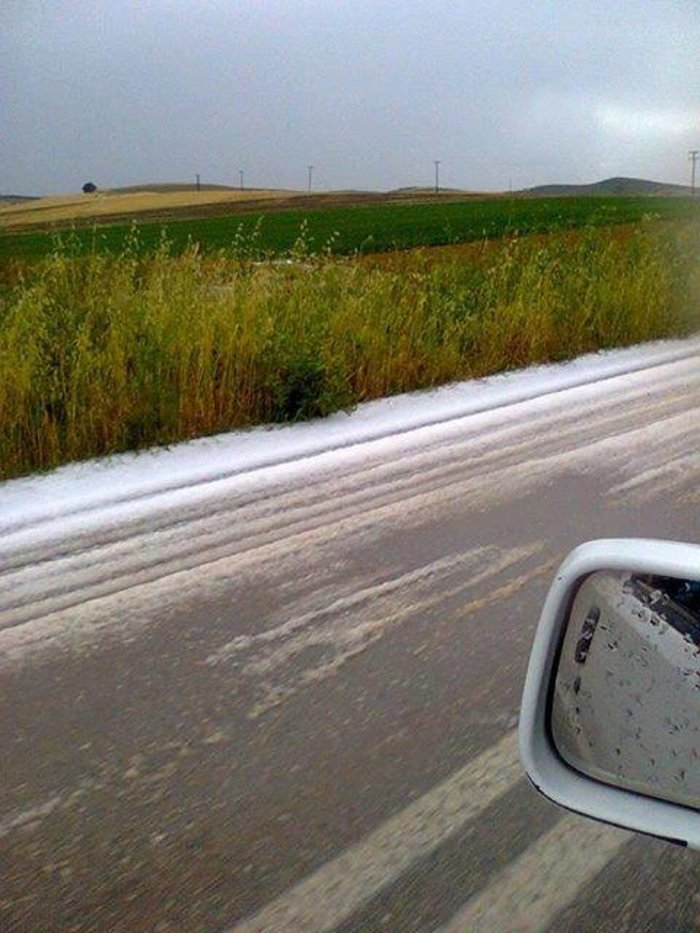 Χιονισμένο… τοπίο τα Φάρσαλα από το χαλάζι που έπεσε - εικόνα 5