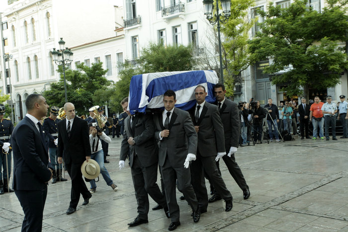 Συγκίνηση και σιωπή στην άφιξη της σορού του Κωνσταντίνου Μητσοτάκη - εικόνα 6