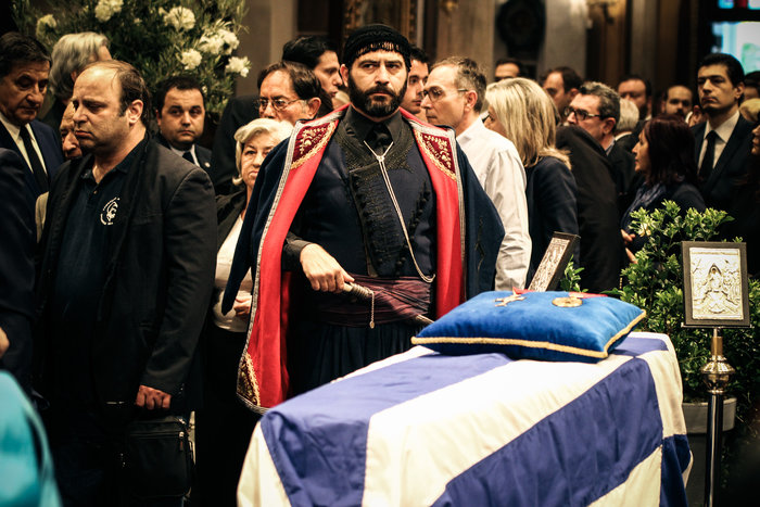 Συγκίνηση και σιωπή στην άφιξη της σορού του Κωνσταντίνου Μητσοτάκη - εικόνα 8