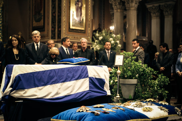 Συγκίνηση και σιωπή στην άφιξη της σορού του Κωνσταντίνου Μητσοτάκη - εικόνα 9