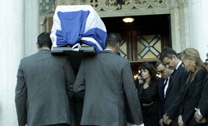 Συγκίνηση και σιωπή στην άφιξη της σορού του Κωνσταντίνου Μητσοτάκη - εικόνα 4