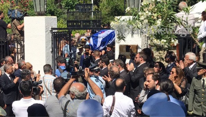 Με ριζίτικα και μπαλωθιές το αντίο στον Κωνσταντίνο Μητσοτάκη - εικόνα 7