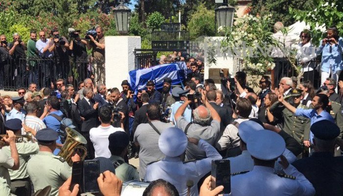 Με ριζίτικα και μπαλωθιές το αντίο στον Κωνσταντίνο Μητσοτάκη - εικόνα 8