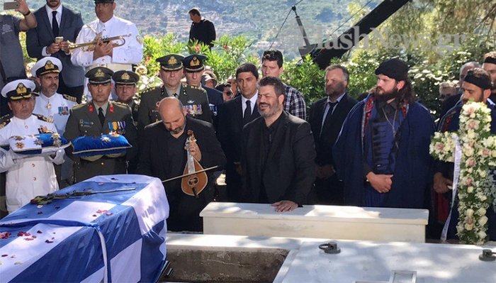 Με ριζίτικα και μπαλωθιές το αντίο στον Κωνσταντίνο Μητσοτάκη - εικόνα 2