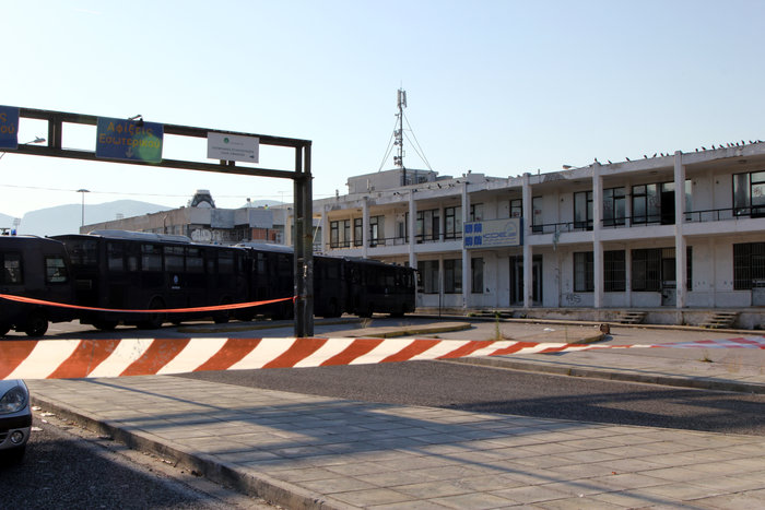 Σε εξέλιξη αστυνομική επιχείρηση εκκένωσης του Ελληνικού - εικόνα 5