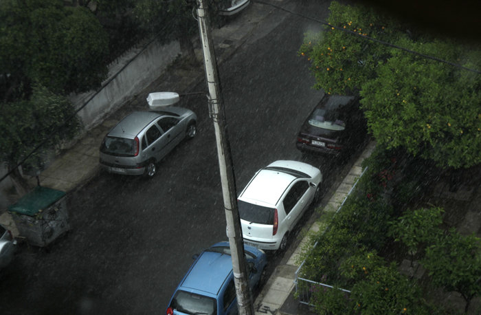 Ξαφνικό μπουρίνι στο κέντρο της Αθήνας (φωτορεπορτάζ)