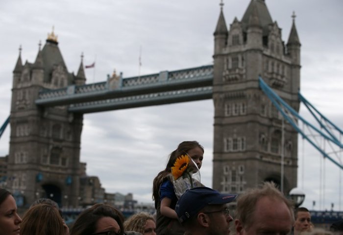 Το Λονδίνο θρηνεί για τα θύματα με σύνθημα:«Ενωμένοι»