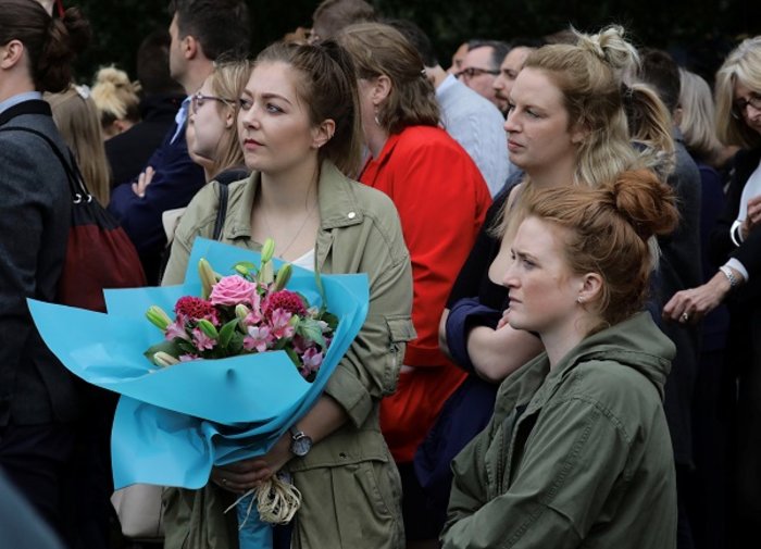Το Λονδίνο θρηνεί για τα θύματα με σύνθημα:«Ενωμένοι» - εικόνα 2