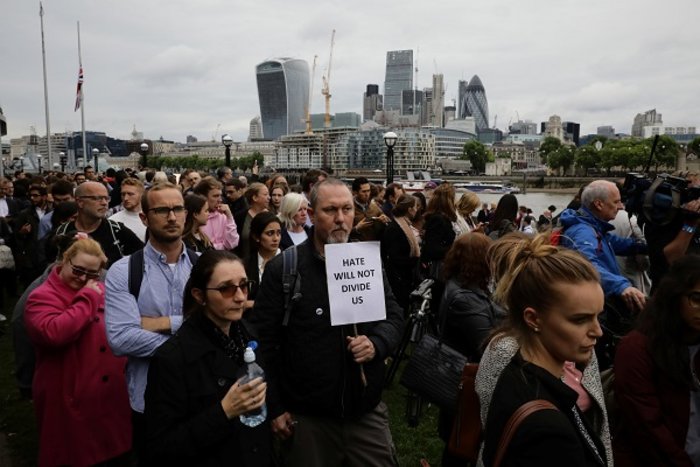 Το Λονδίνο θρηνεί για τα θύματα με σύνθημα:«Ενωμένοι» - εικόνα 3