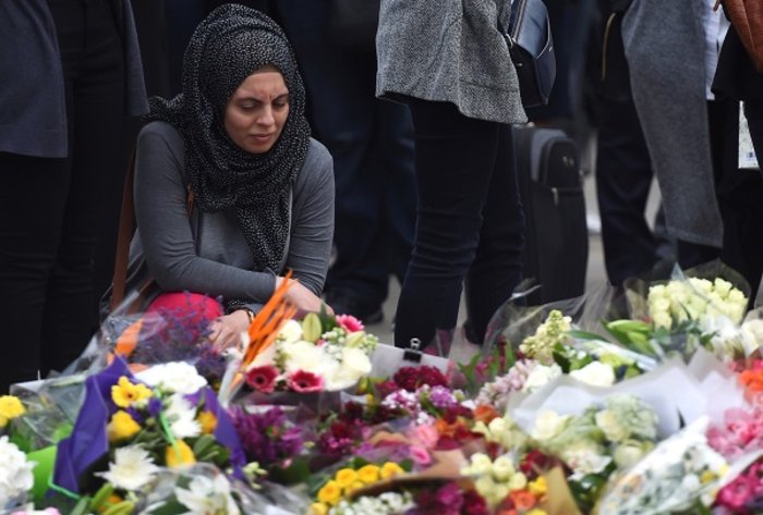 Το Λονδίνο θρηνεί για τα θύματα με σύνθημα:«Ενωμένοι» - εικόνα 7