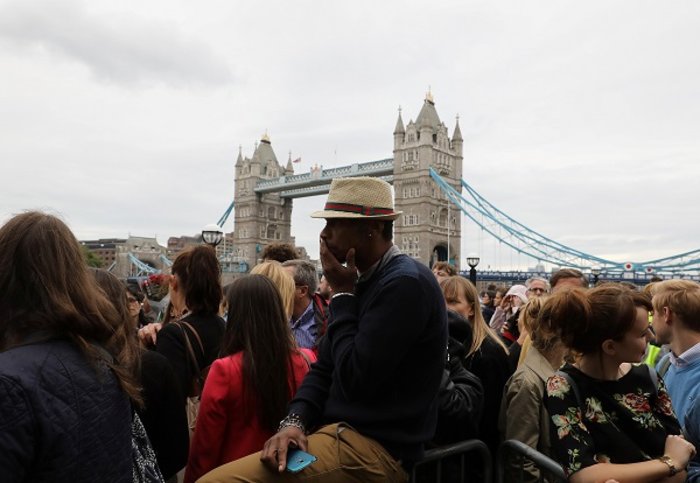 Το Λονδίνο θρηνεί για τα θύματα με σύνθημα:«Ενωμένοι» - εικόνα 12