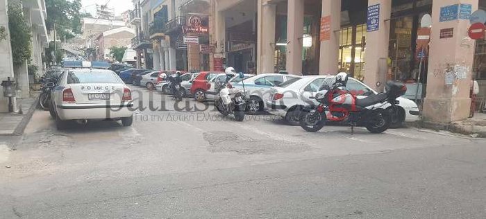 Πανικός στην Πάτρα: Πεζός κράδαινε μαχαίρι σε κεντρικό δρόμο