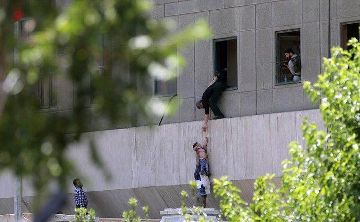 Το χρονικό της επίθεσης στο κοινοβούλιο της Τεχεράνης σε φωτογραφίες - εικόνα 4