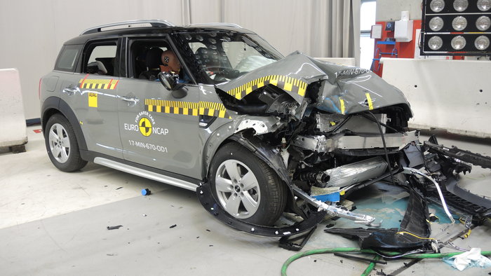 Γιατί θα επιβιώσεις αν τρακάρεις με ένα Mini Countryman