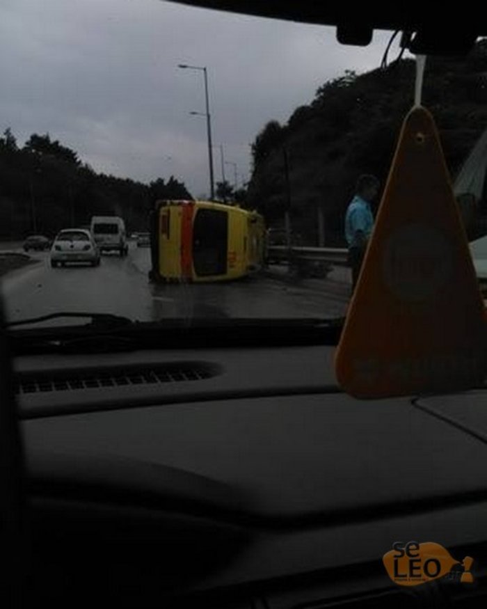 Ασθενοφόρο του ΕΚΑΒ τούμπαρε καθοδόν προς Θεσσαλονίκη