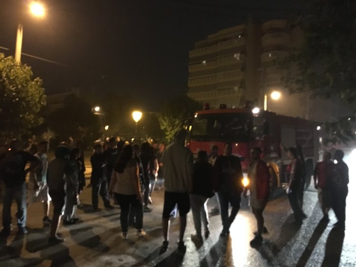 «Πόλεμος» στο Μενίδι: Επεισόδια & σπίτια στις φλόγες - εικόνα 3