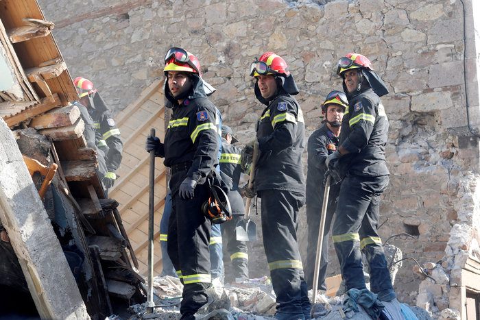 Απόγνωση και συντρίμμια στη Βρισά και στο Πλωμάρι (φωτό) - εικόνα 3