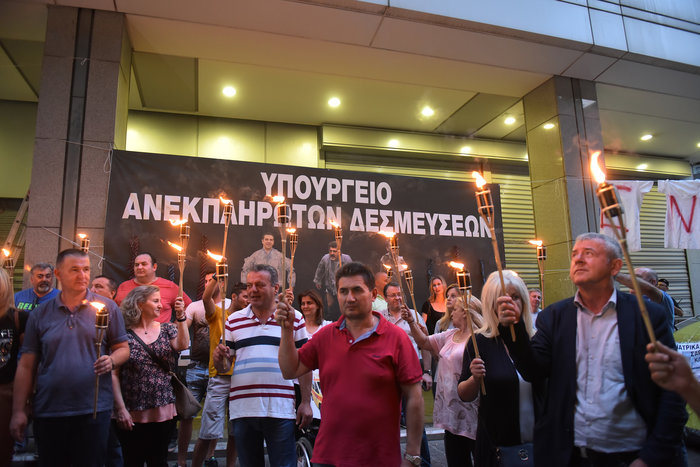 Ολονυχτία της ΠΟΕΔΗΝ στο ΥΠΟΙΚ: Απέκλεισαν την είσοδο - Εστησαν σκηνές