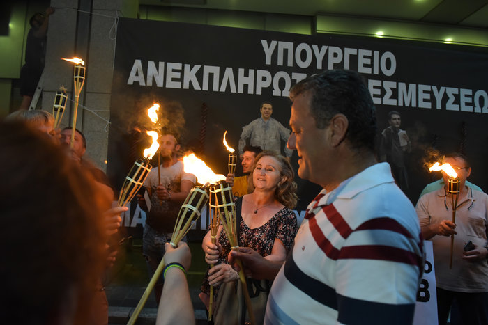 Ολονυχτία της ΠΟΕΔΗΝ στο ΥΠΟΙΚ: Απέκλεισαν την είσοδο - Εστησαν σκηνές - εικόνα 2