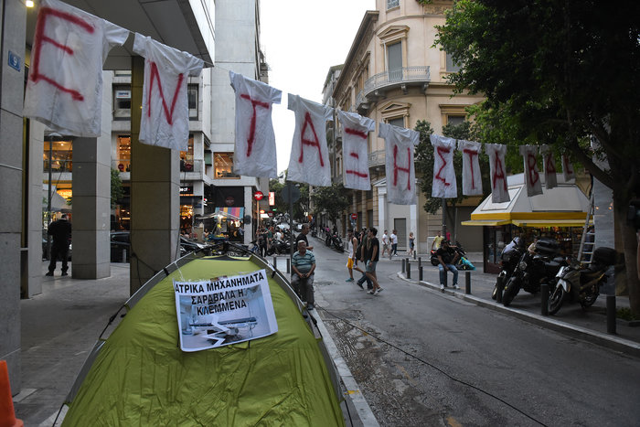 Ολονυχτία της ΠΟΕΔΗΝ στο ΥΠΟΙΚ: Απέκλεισαν την είσοδο - Εστησαν σκηνές - εικόνα 5