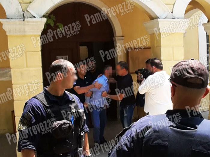 Προφυλακίστηκε ο 34χρονος που χτύπησε με σκεπάρνι τη γυναίκα του